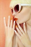 Pogodny pomarańczowy manicure i makeup obrazy stock Pogodny pomarańczowy manicure i makeup obrazy stock