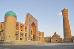 Poi Kalyan Mosque lokaliseras i den historiska delen av Bukhara royaltyfria foton Poi Kalyan Mosque lokaliseras i den historiska delen av Bukhara royaltyfria foton