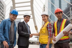 poignée de main pour l'accomplissement de projet d'ingénieur en ville photographie stock libre de droits poignée de main pour l'accomplissement de projet d'ingénieur en ville photographie stock libre de droits