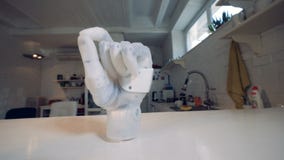 Poing serré d'un bras robotique Poing serré d'un bras robotique