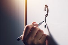 Point d'interrogation confus d'écriture d'homme d'affaires sur le tableau blanc Photo stock Point d'interrogation confus d'écriture d'homme d'affaires sur le tableau blanc Photo stock