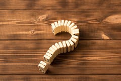 Point d'interrogation de domino sur la table en bois Principe de domino photo stock Point d'interrogation de domino sur la table en bois Principe de domino photo stock