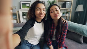 Point de vue tiré de belles jeunes femmes prenant le selfie à la maison regardant l'écran, souriant et posant pour la caméra clips vidéos Point de vue tiré de belles jeunes femmes prenant le selfie à la maison regardant l'écran, souriant et posant pour la caméra clips vidéos