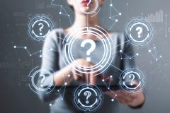 Points d'interrogation avec la femme ? l'aide d'un comprim? photographie stock libre de droits Points d'interrogation avec la femme ? l'aide d'un comprim? photographie stock libre de droits