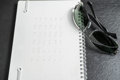 Points de Braille - lecture sans voir alphabet de Braille au fond de carnet photo stock Points de Braille - lecture sans voir alphabet de Braille au fond de carnet photo stock