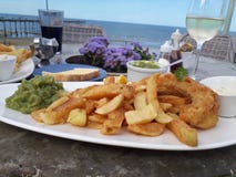 Poisson-frites par la mer images stock Poisson-frites par la mer images stock