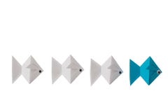 Poissons de papier d'origami dans une ligne photographie stock libre de droits Poissons de papier d'origami dans une ligne photographie stock libre de droits