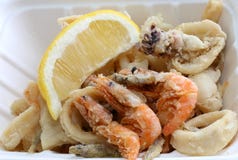poissons frits avec la crevette à emporter et une tranche de citron image libre de droits poissons frits avec la crevette à emporter et une tranche de citron image libre de droits