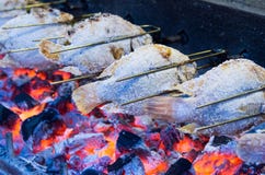 Poissons grillés avec des flammes images libres de droits Poissons grillés avec des flammes images libres de droits