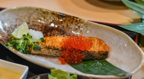 Poissons grillés dans le repas japonais photo libre de droits Poissons grillés dans le repas japonais photo libre de droits