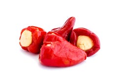 Poivrons d'un rouge ardent bourrés du fromage fondu d'isolement sur le fond blanc images stock Poivrons d'un rouge ardent bourrés du fromage fondu d'isolement sur le fond blanc images stock