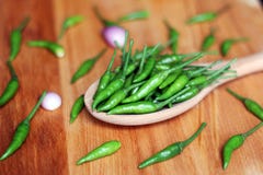 Poivrons de piments verts sur la cuillère en bois photographie stock Poivrons de piments verts sur la cuillère en bois photographie stock