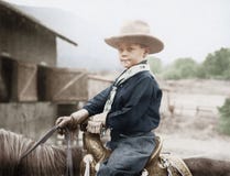 Pojke i en cowboyhatt på en häst (alla visade personer inte är längre uppehälle, och inget gods finns Leverantörgarantier som där royaltyfri fotografi Pojke i en cowboyhatt på en häst (alla visade personer inte är längre uppehälle, och inget gods finns Leverantörgarantier som där royaltyfri fotografi