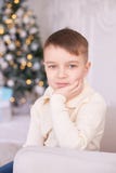 pojke little Härlig stående Inre jul vertikalt royaltyfri foto pojke little Härlig stående Inre jul vertikalt royaltyfri foto