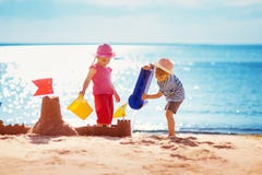 Pojke och flicka som spelar på stranden royaltyfri foto Pojke och flicka som spelar på stranden royaltyfri foto