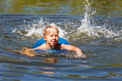 Pojkebad med den uppblåsbara cirkeln Arkivbilder Pojkebad med den uppblåsbara cirkeln Arkivbilder