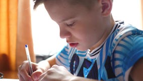 Pojkesammantr?de p? skolaskrivbordet och g?r jobbet Skolutbildning Sol`en s rays till och med exponeringsglaset lager videofilmer Pojkesammantr?de p? skolaskrivbordet och g?r jobbet Skolutbildning Sol`en s rays till och med exponeringsglaset lager videofilmer