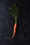 pojęcia zdrowe jedzenie Świeża organicznie marchewka z kierowym kształtem na czarnego tła odgórnym widoku obrazy stock pojęcia zdrowe jedzenie Świeża organicznie marchewka z kierowym kształtem na czarnego tła odgórnym widoku obrazy stock