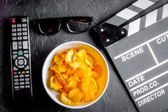 Pojęcie dopatrywanie filmy z układu scalonego odgórnego widoku zmroku tłem obraz royalty free Pojęcie dopatrywanie filmy z układu scalonego odgórnego widoku zmroku tłem obraz royalty free