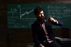 Pojęcie edukacja szkoła na zielonym tle - z powrotem Edukacja Studencka konferencja w loft wnętrza co pracującej przestrzeni zdjęcie royalty free Pojęcie edukacja szkoła na zielonym tle - z powrotem Edukacja Studencka konferencja w loft wnętrza co pracującej przestrzeni zdjęcie royalty free