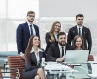 Pojęcie praca zespołowa - pomyślna biznes drużyna w miejscu pracy w biurze zdjęcie stock Pojęcie praca zespołowa - pomyślna biznes drużyna w miejscu pracy w biurze zdjęcie stock