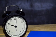 Pojęcie rocznika tła czerni retro budzik na 22 00 pm lub 10 00 am i błękitnej książka zdjęcie stock Pojęcie rocznika tła czerni retro budzik na 22 00 pm lub 10 00 am i błękitnej książka zdjęcie stock