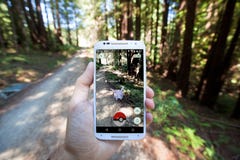 Pokemon GAAT App die Pokemon ontmoet tonen stock afbeeldingen Pokemon GAAT App die Pokemon ontmoet tonen stock afbeeldingen