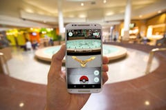 Pokemon GAAT App die Pokemon ontmoet tonen stock foto's Pokemon GAAT App die Pokemon ontmoet tonen stock foto's