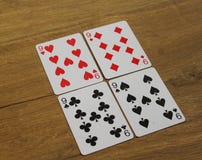 Pokerkarten auf einem hölzernen backround, Satz nines von Vereinen, Diamanten, Spaten und Herzen lizenzfreies stockfoto Pokerkarten auf einem hölzernen backround, Satz nines von Vereinen, Diamanten, Spaten und Herzen lizenzfreies stockfoto