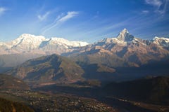 Pokhara en het Himalayagebergte in Dawn, Nepal royalty-vrije stock afbeelding Pokhara en het Himalayagebergte in Dawn, Nepal royalty-vrije stock afbeelding