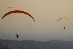 Pokhara, Nepal-Gleitschirmfliegen über dem Himalaja stockbild Pokhara, Nepal-Gleitschirmfliegen über dem Himalaja stockbild