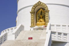 POKHARA, NÉPAL, LE 20 MAI : Or Bouddha de la pagoda de paix du monde photo libre de droits POKHARA, NÉPAL, LE 20 MAI : Or Bouddha de la pagoda de paix du monde photo libre de droits