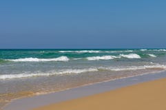 Pokojowa ocean fala przy plażą piasek gładki fotografia stock Pokojowa ocean fala przy plażą piasek gładki fotografia stock