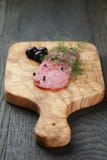 Pokrojony salami z pieprzem na oliwki desce Zdjęcia Royalty Free Pokrojony salami z pieprzem na oliwki desce Zdjęcia Royalty Free