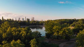 Pola Mokotowskie Warsaw Park mit See- und Stadtvogelperspektive stock video footage Pola Mokotowskie Warsaw Park mit See- und Stadtvogelperspektive stock video footage