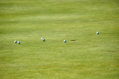 Pole golfowe zamknięty up widok few piłki blisko dziury na zieleni obrazy stock Pole golfowe zamknięty up widok few piłki blisko dziury na zieleni obrazy stock