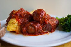 Polenta com molho da salsicha e de tomate foto de stock Polenta com molho da salsicha e de tomate foto de stock