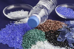 Polimeri di plastica riciclati dalla bottiglia di acqua dell'ANIMALE DOMESTICO fotografia stock Polimeri di plastica riciclati dalla bottiglia di acqua dell'ANIMALE DOMESTICO fotografia stock