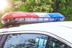 Politiepatrouillewagen met sirenes weg tijdens een verkeerscontrole Blauw stock afbeeldingen Politiepatrouillewagen met sirenes weg tijdens een verkeerscontrole Blauw stock afbeeldingen