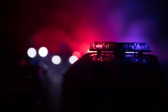 Politiewagen die een auto achtervolgen bij nacht met mistachtergrond 911 de politiewagen van de noodsituatiereactie het verzenden royalty-vrije stock foto Politiewagen die een auto achtervolgen bij nacht met mistachtergrond 911 de politiewagen van de noodsituatiereactie het verzenden royalty-vrije stock foto