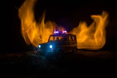 Politiewagen die een auto achtervolgen bij nacht met mistachtergrond 911 de politiewagen van de noodsituatiereactie het verzenden royalty-vrije illustratie Politiewagen die een auto achtervolgen bij nacht met mistachtergrond 911 de politiewagen van de noodsituatiereactie het verzenden royalty-vrije illustratie