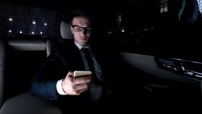 Polityk używa telefon na tylnym siedzeniu napędowy luksusowy samochód jak do domu, workaholic obraz royalty free Polityk używa telefon na tylnym siedzeniu napędowy luksusowy samochód jak do domu, workaholic obraz royalty free