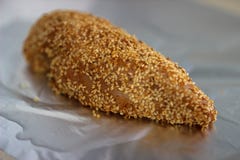 Pollo al forno con semi di sesamo immagini stock libere da diritti Pollo al forno con semi di sesamo immagini stock libere da diritti