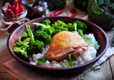 Pollo arrostito con riso e broccoli, stile rustico Fotografia Stock Pollo arrostito con riso e broccoli, stile rustico Fotografia Stock