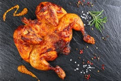 Pollo con el chile, la mostaza, la sal y el romero fotos de archivo libres de regalías Pollo con el chile, la mostaza, la sal y el romero fotos de archivo libres de regalías