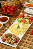 Pollo con la salsa y las pastas del penne, ensalada imagenes de archivo Pollo con la salsa y las pastas del penne, ensalada imagenes de archivo