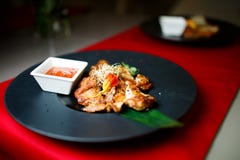 Pollo con salsa piccante nella banda nera immagini stock libere da diritti Pollo con salsa piccante nella banda nera immagini stock libere da diritti