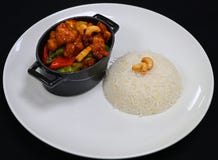 Pollo di Kung Pao di stile cinese con riso immagini stock Pollo di Kung Pao di stile cinese con riso immagini stock