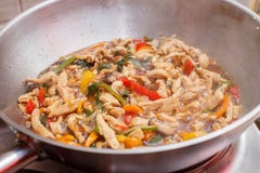Pollo frito con las verduras en un sartén imagenes de archivo Pollo frito con las verduras en un sartén imagenes de archivo