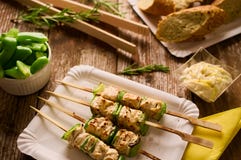 Pollo y pimientas asados a la parrilla en un pincho en el ajuste de la comida campestre imágenes de archivo libres de regalías Pollo y pimientas asados a la parrilla en un pincho en el ajuste de la comida campestre imágenes de archivo libres de regalías